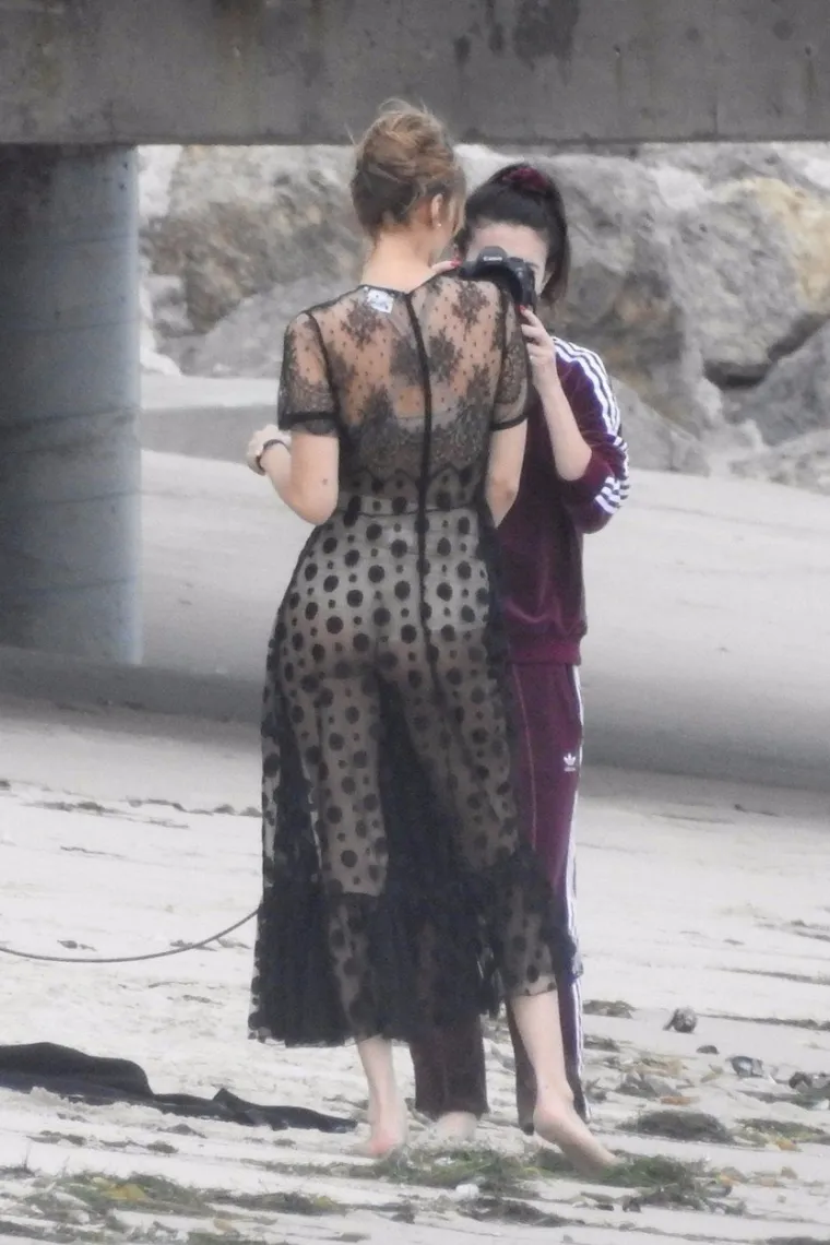 NEMA TKO JE NIJE GLEDAO: Poznata manekenka paradirala pje&scaron;čanom plažom, ispod prozirne haljinice provirile gole grudi