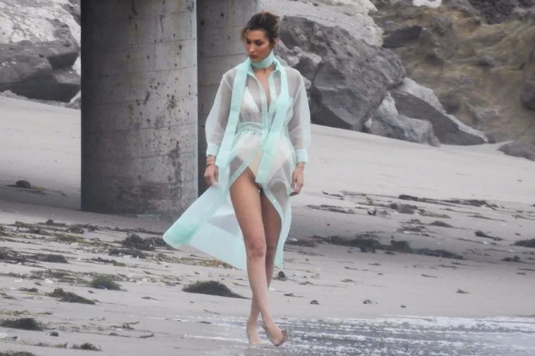 NEMA TKO JE NIJE GLEDAO: Poznata manekenka paradirala pje&scaron;čanom plažom, ispod prozirne haljinice provirile gole grudi