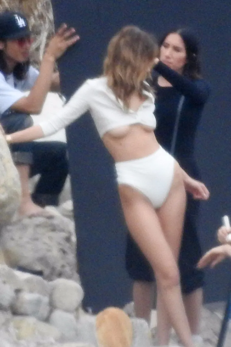 NEMA TKO JE NIJE GLEDAO: Poznata manekenka paradirala pje&scaron;čanom plažom, ispod prozirne haljinice provirile gole grudi