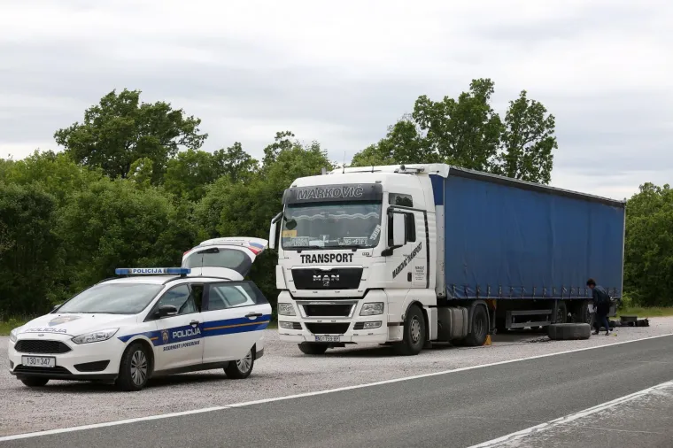 Mladić poginuo mijenjajući gumu na ugibali&scaron;tu: Udarila ga je i prignječila prikolica