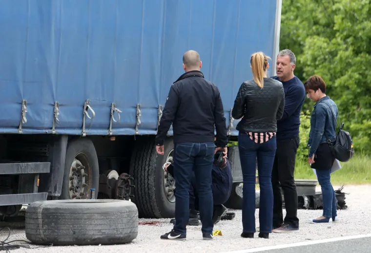 Mladić poginuo mijenjajući gumu na ugibali&scaron;tu: Udarila ga je i prignječila prikolica