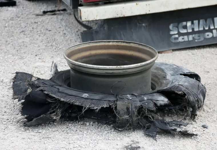 Mladić poginuo mijenjajući gumu na ugibali&scaron;tu: Udarila ga je i prignječila prikolica