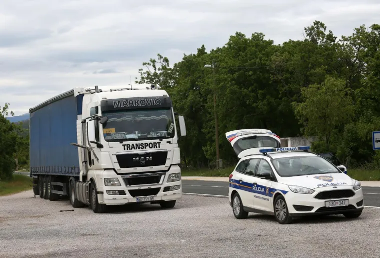 Mladić poginuo mijenjajući gumu na ugibali&scaron;tu: Udarila ga je i prignječila prikolica
