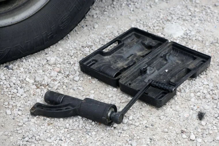 Mladić poginuo mijenjajući gumu na ugibali&scaron;tu: Udarila ga je i prignječila prikolica