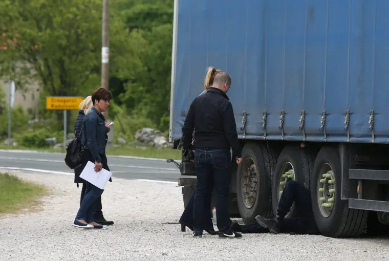 Mladić poginuo mijenjajući gumu na ugibali&scaron;tu: Udarila ga je i prignječila prikolica