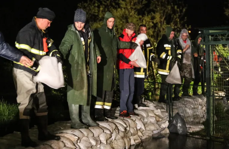 Hrvatska Kostajnica cijelu noć vodila nadljudsku bitku s vodenim valom koji ju je zahvatio