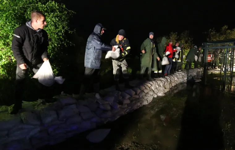 Hrvatska Kostajnica cijelu noć vodila nadljudsku bitku s vodenim valom koji ju je zahvatio