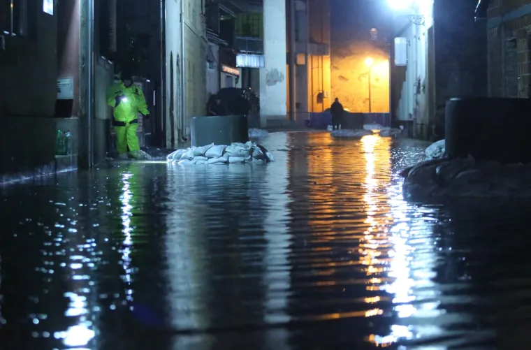 Hrvatska Kostajnica cijelu noć vodila nadljudsku bitku s vodenim valom koji ju je zahvatio