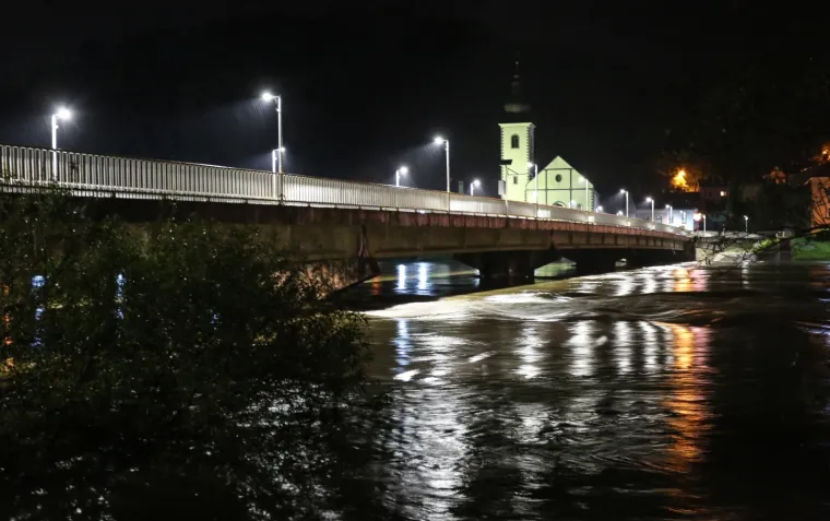 Hrvatska Kostajnica cijelu noć vodila nadljudsku bitku s vodenim valom koji ju je zahvatio