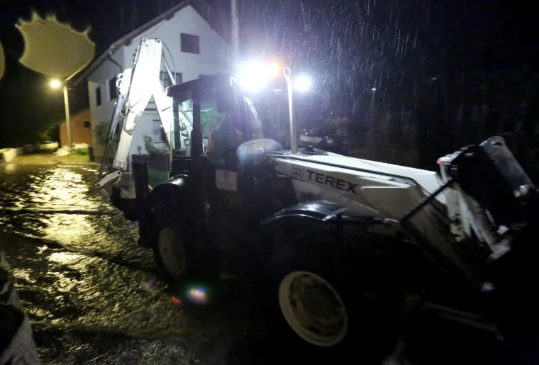 Hrvatska Kostajnica cijelu noć vodila nadljudsku bitku s vodenim valom koji ju je zahvatio