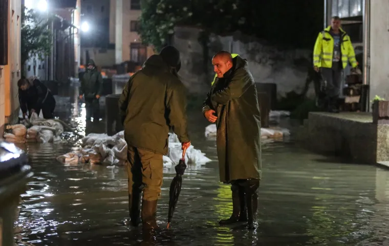 Hrvatska Kostajnica cijelu noć vodila nadljudsku bitku s vodenim valom koji ju je zahvatio
