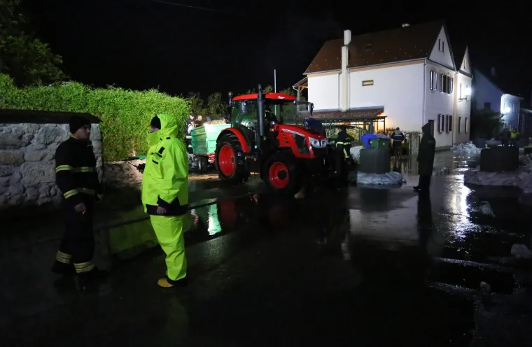 Hrvatska Kostajnica cijelu noć vodila nadljudsku bitku s vodenim valom koji ju je zahvatio