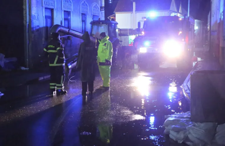 Hrvatska Kostajnica cijelu noć vodila nadljudsku bitku s vodenim valom koji ju je zahvatio