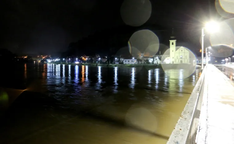 Hrvatska Kostajnica cijelu noć vodila nadljudsku bitku s vodenim valom koji ju je zahvatio