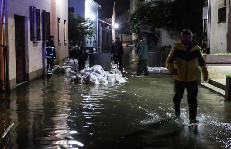 Hrvatska Kostajnica cijelu noć vodila nadljudsku bitku s vodenim valom koji ju je zahvatio