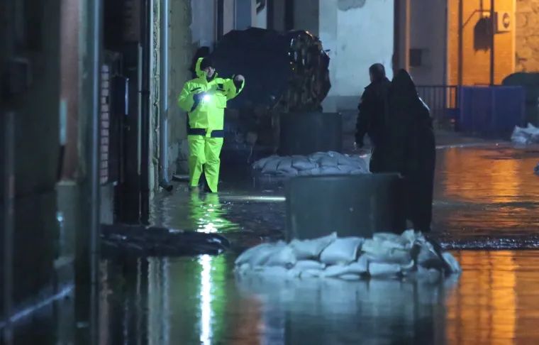 Hrvatska Kostajnica cijelu noć vodila nadljudsku bitku s vodenim valom koji ju je zahvatio