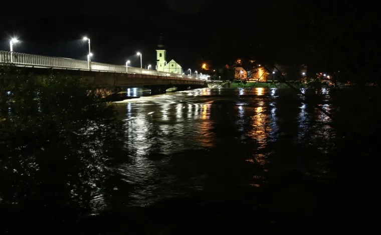 Hrvatska Kostajnica cijelu noć vodila nadljudsku bitku s vodenim valom koji ju je zahvatio