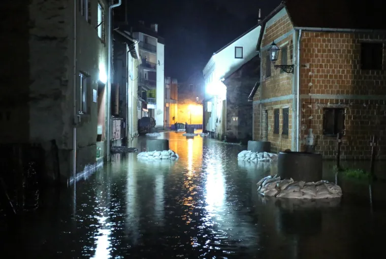 Hrvatska Kostajnica cijelu noć vodila nadljudsku bitku s vodenim valom koji ju je zahvatio