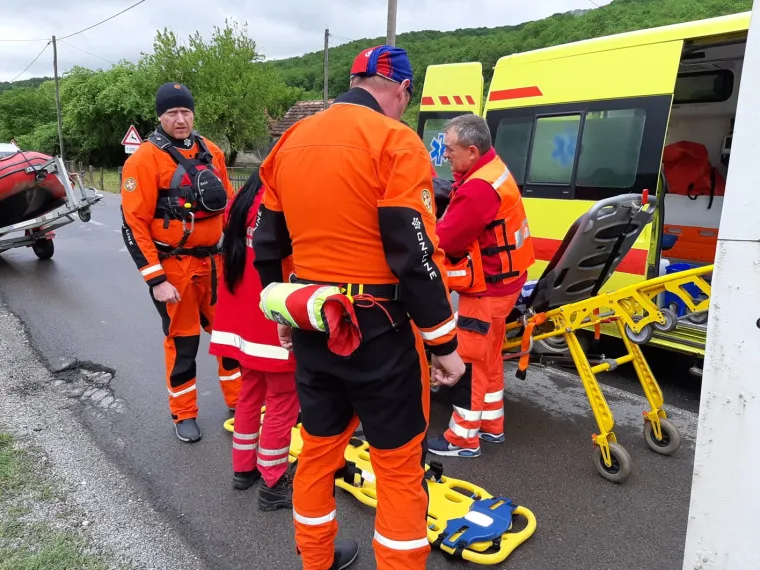 Drama u poplavljenoj Kostajnici: HGSS pomagao prevesti pacijenta s moždanim udarom