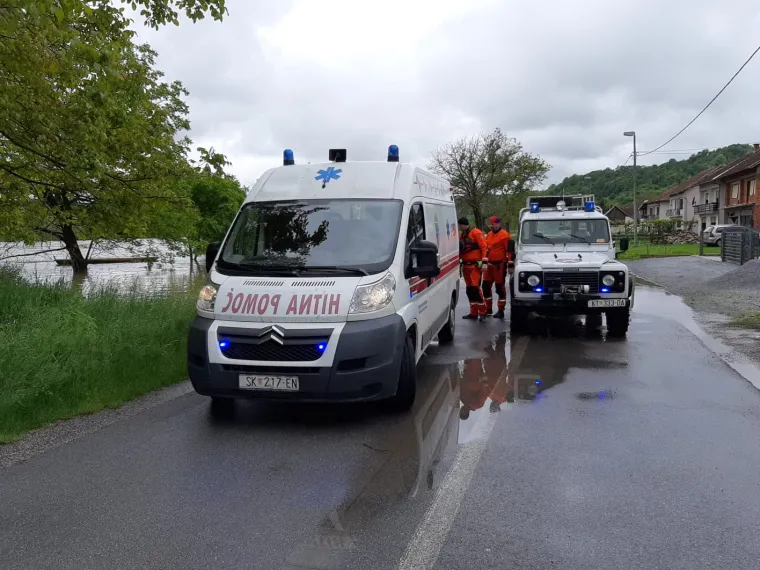 Drama u poplavljenoj Kostajnici: HGSS pomagao prevesti pacijenta s moždanim udarom