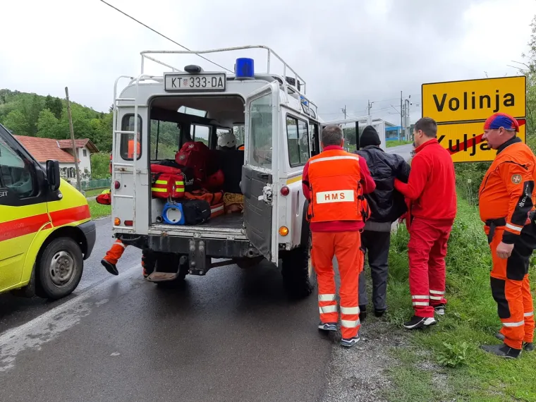 Drama u poplavljenoj Kostajnici: HGSS pomagao prevesti pacijenta s moždanim udarom