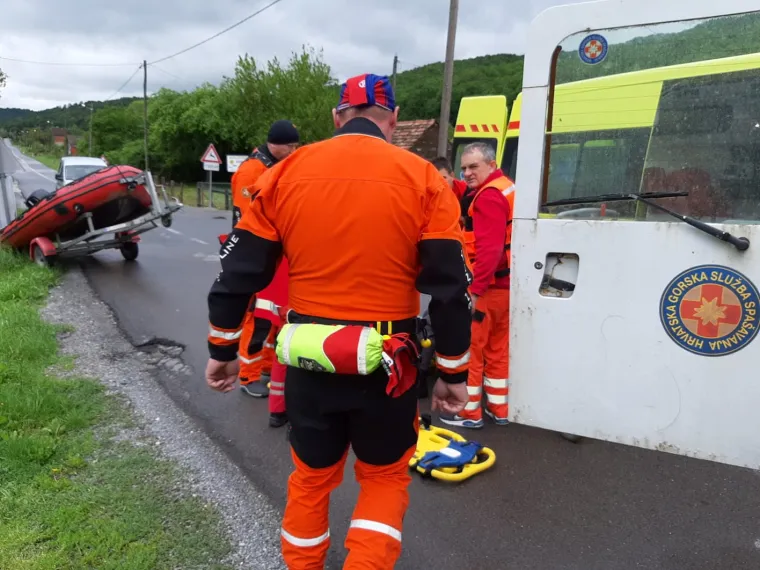 Drama u poplavljenoj Kostajnici: HGSS pomagao prevesti pacijenta s moždanim udarom