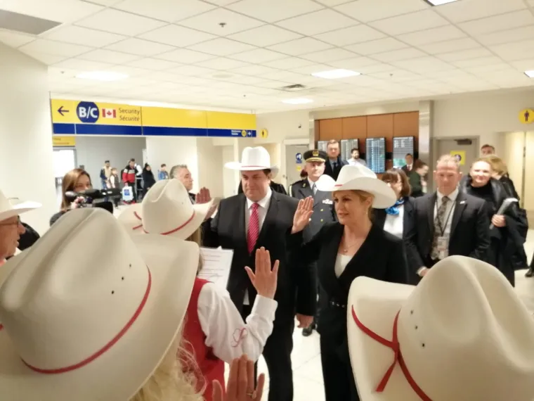 Kakva dobrodošlica u Calgaryju! Kolinda Grabar-Kitarović i njen suprug Jakov pozirali u kaubojskim šeširima!