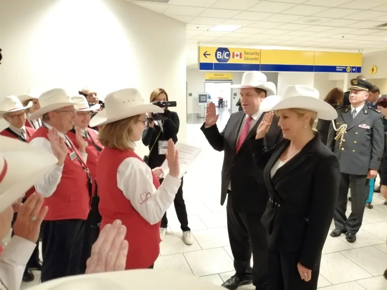 Kakva dobrodošlica u Calgaryju! Kolinda Grabar-Kitarović i njen suprug Jakov pozirali u kaubojskim šeširima!
