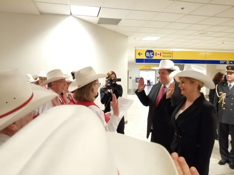 Kakva dobrodošlica u Calgaryju! Kolinda Grabar-Kitarović i njen suprug Jakov pozirali u kaubojskim šeširima!