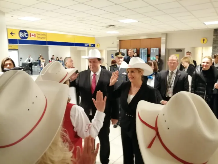 Kakva dobrodošlica u Calgaryju! Kolinda Grabar-Kitarović i njen suprug Jakov pozirali u kaubojskim šeširima!