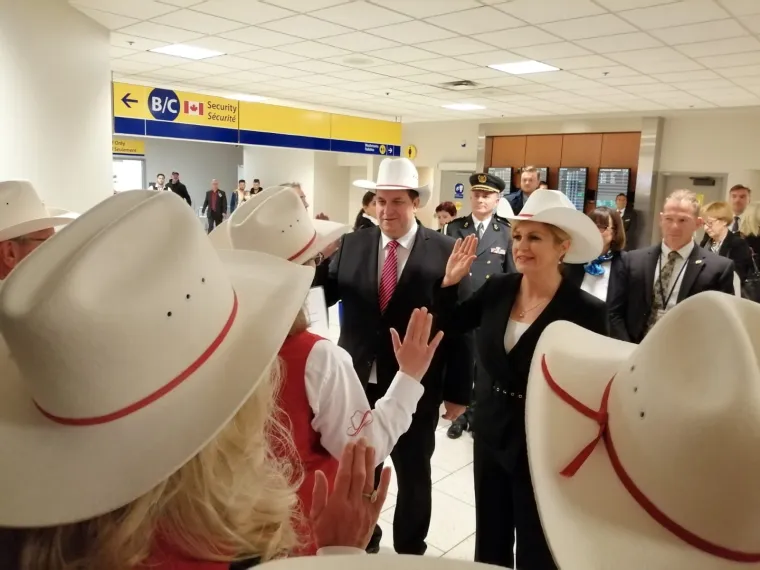 Kakva dobrodošlica u Calgaryju! Kolinda Grabar-Kitarović i njen suprug Jakov pozirali u kaubojskim šeširima!