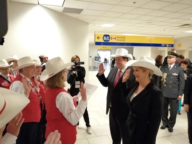 Kakva dobrodošlica u Calgaryju! Kolinda Grabar-Kitarović i njen suprug Jakov pozirali u kaubojskim šeširima!