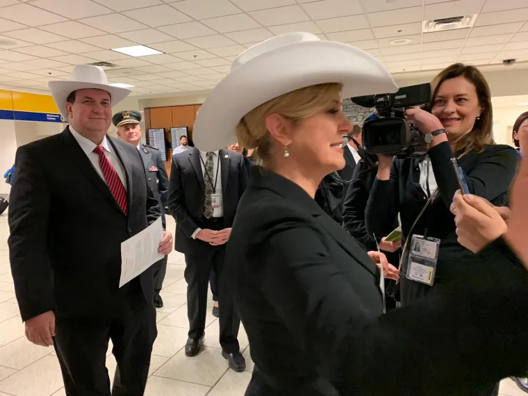 Kakva dobrodošlica u Calgaryju! Kolinda Grabar-Kitarović i njen suprug Jakov pozirali u kaubojskim šeširima!
