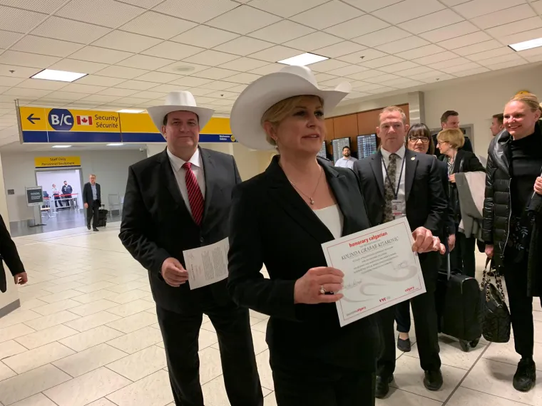 Kakva dobrodo&scaron;lica u Calgaryju! Kolinda Grabar-Kitarović i njen suprug Jakov pozirali u kaubojskim &scaron;e&scaron;irima!