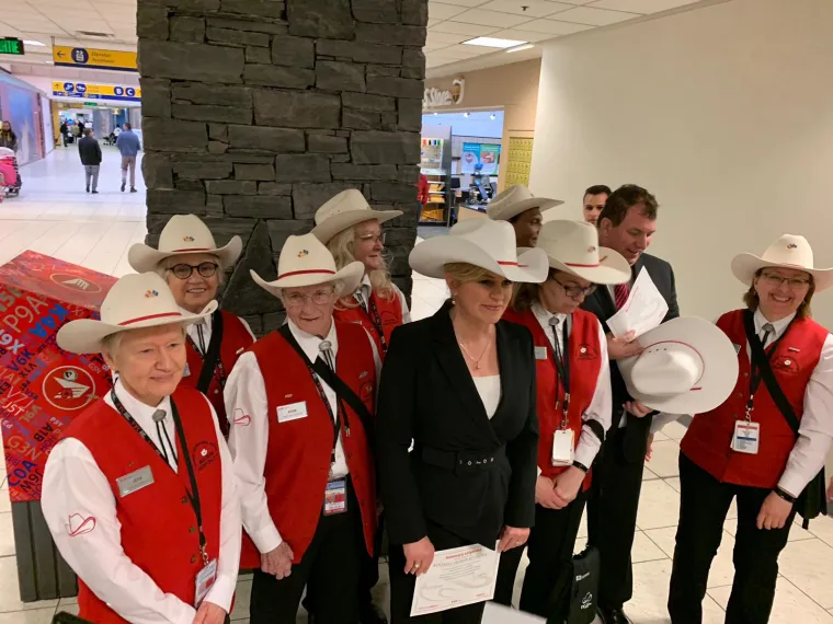 Kakva dobrodo&scaron;lica u Calgaryju! Kolinda Grabar-Kitarović i njen suprug Jakov pozirali u kaubojskim &scaron;e&scaron;irima!