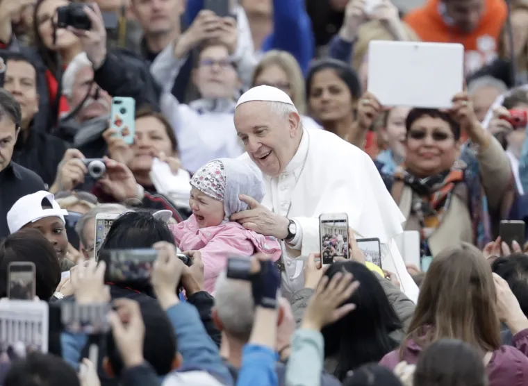 Papa Franjo u papamobilu 'provozao' djecu migranata Trgom svetog Petra