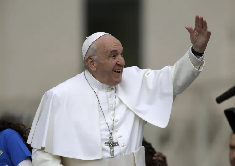 Papa Franjo u papamobilu 'provozao' djecu migranata Trgom svetog Petra