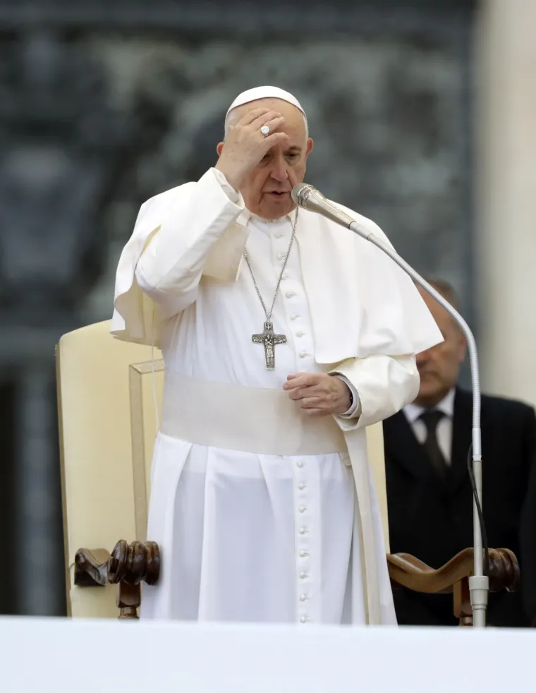 Papa Franjo u papamobilu 'provozao' djecu migranata Trgom svetog Petra