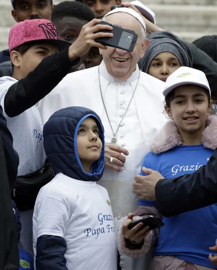 Papa Franjo u papamobilu 'provozao' djecu migranata Trgom svetog Petra