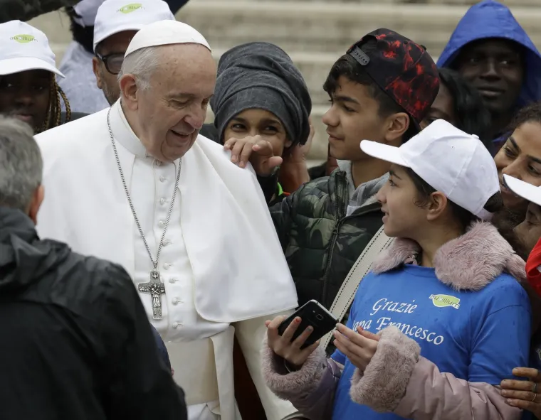 Papa Franjo u papamobilu 'provozao' djecu migranata Trgom svetog Petra