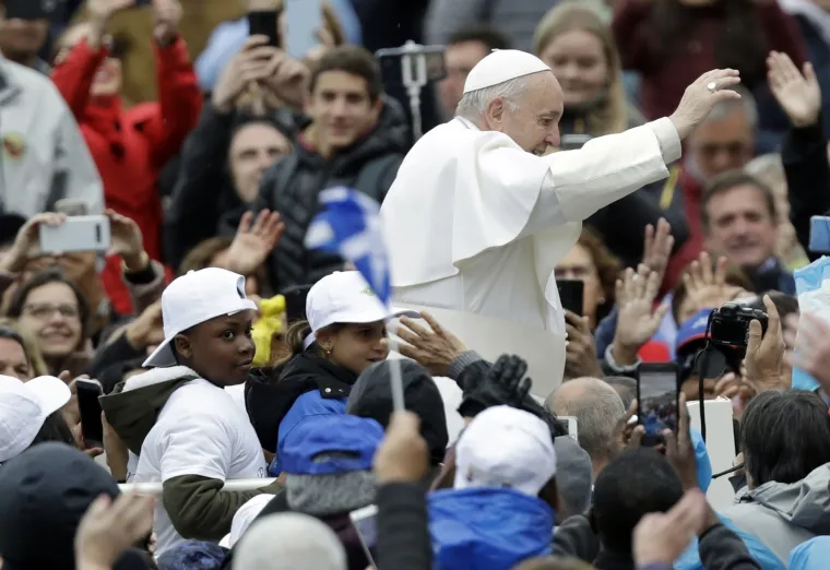 Papa Franjo u papamobilu 'provozao' djecu migranata Trgom svetog Petra