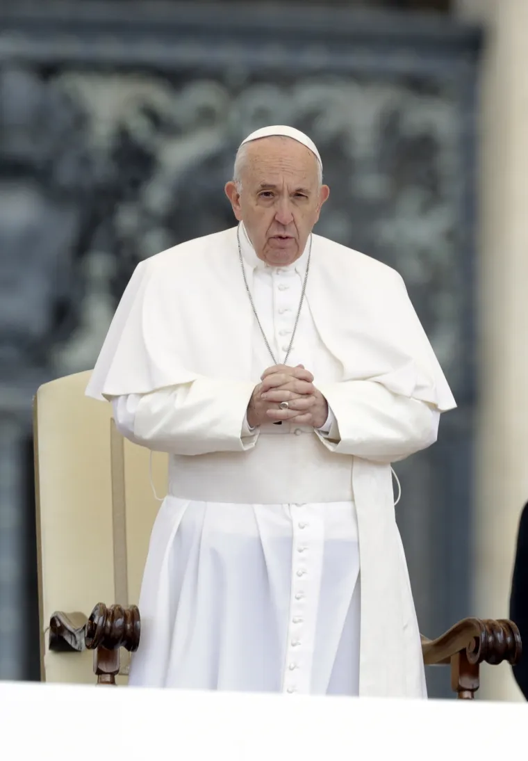 Papa Franjo u papamobilu 'provozao' djecu migranata Trgom svetog Petra