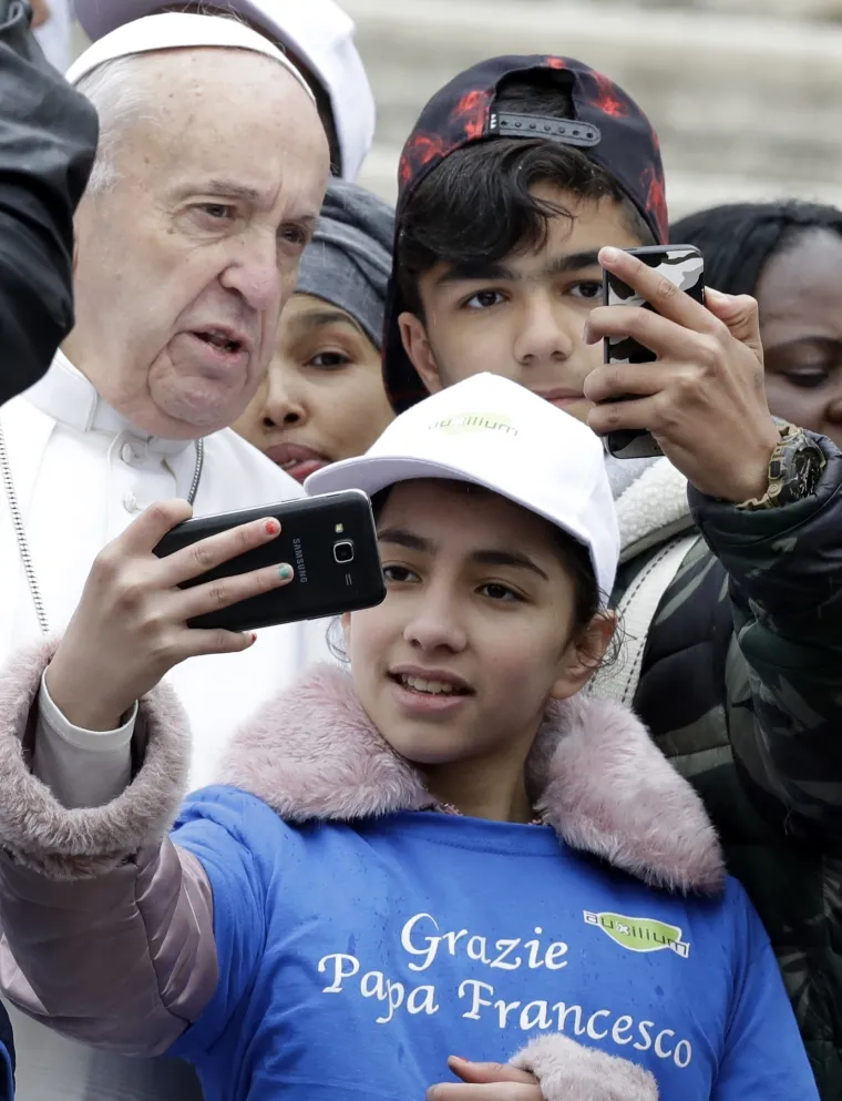 Papa Franjo u papamobilu 'provozao' djecu migranata Trgom svetog Petra