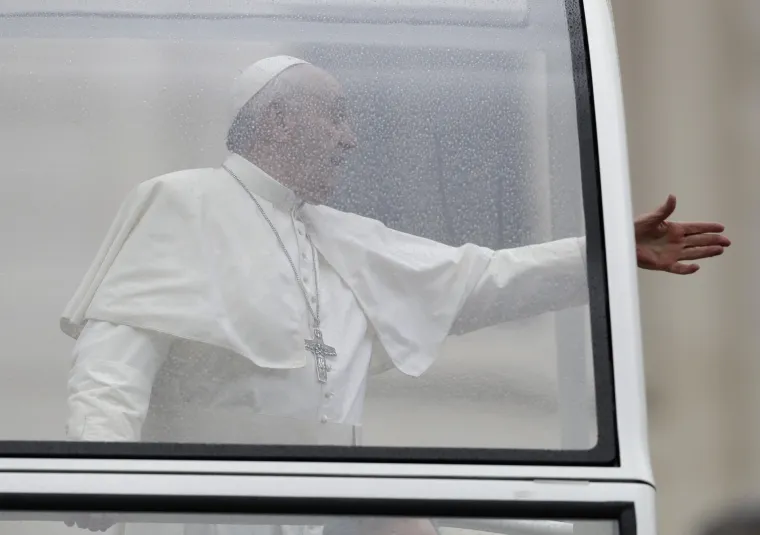 Papa Franjo u papamobilu 'provozao' djecu migranata Trgom svetog Petra