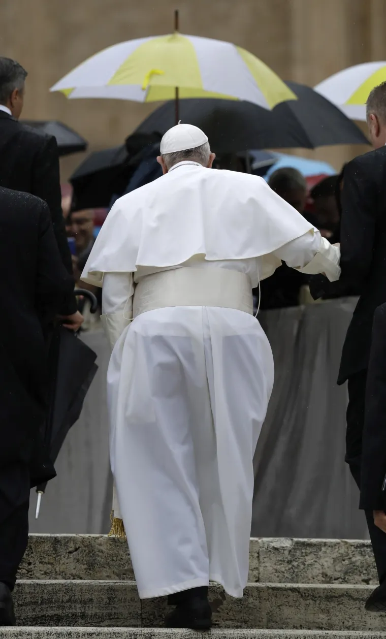 Papa Franjo u papamobilu 'provozao' djecu migranata Trgom svetog Petra