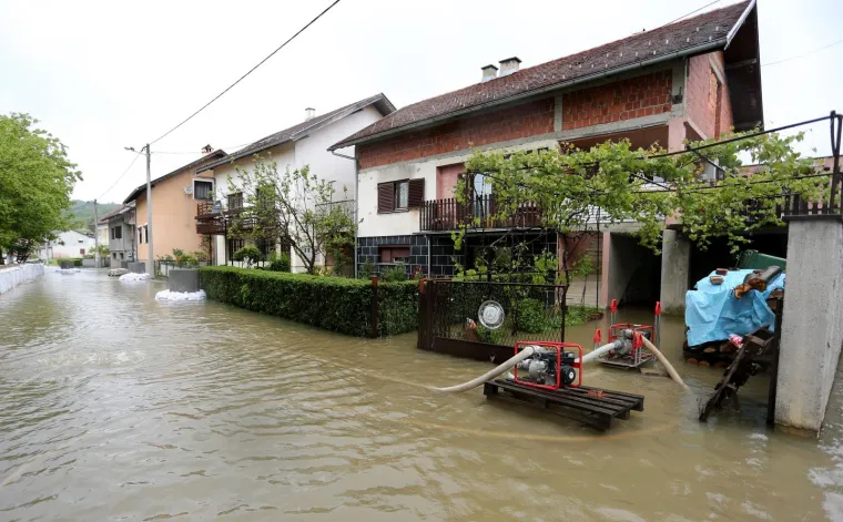 Hrvatska Kostajnica: Vodostaj rijeke Une pada, mje&scaron;tani i vatrogasci nastavljaju borbu