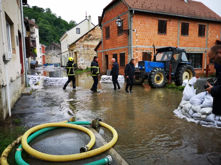 Hrvatska Kostajnica: Vodostaj rijeke Une pada, mje&scaron;tani i vatrogasci nastavljaju borbu