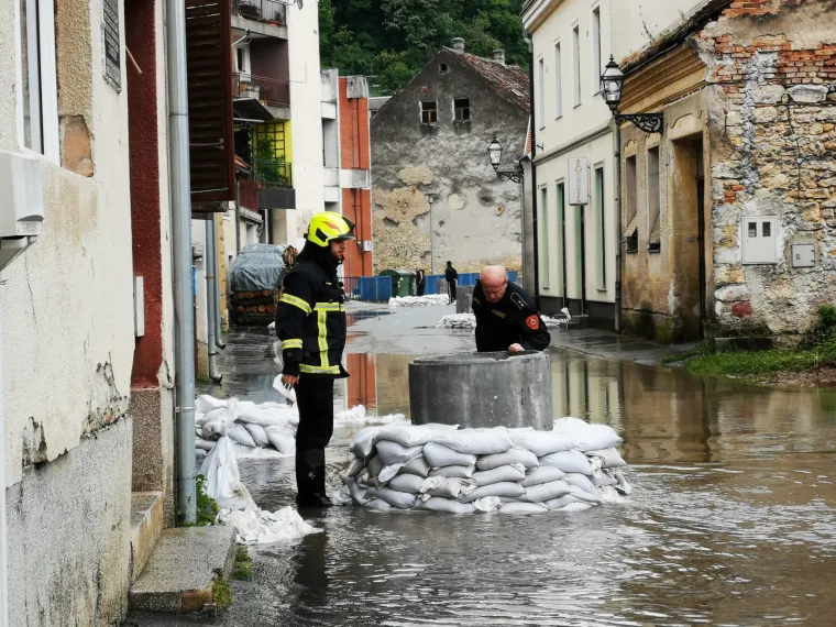 Hrvatska Kostajnica: Vodostaj rijeke Une pada, mje&scaron;tani i vatrogasci nastavljaju borbu