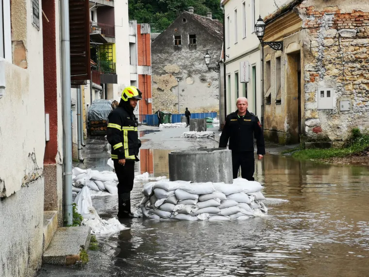 Hrvatska Kostajnica: Vodostaj rijeke Une pada, mje&scaron;tani i vatrogasci nastavljaju borbu
