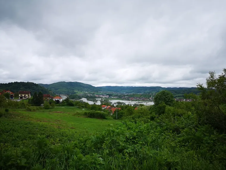 Hrvatska Kostajnica: Vodostaj rijeke Une pada, mje&scaron;tani i vatrogasci nastavljaju borbu